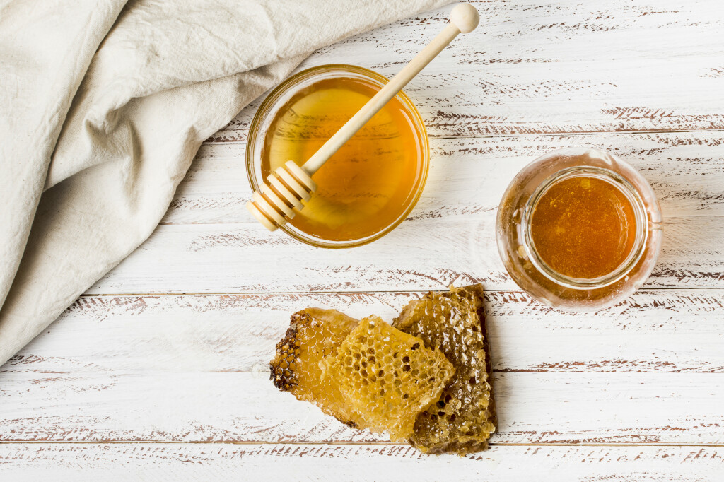 top-view-honey-jars-with-honeycomb