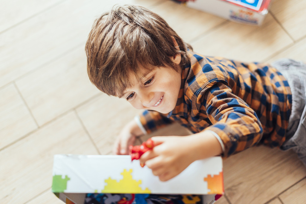 kid-playing-with-jigsaw