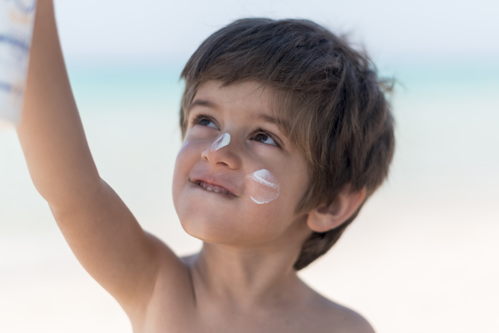 cute-boy-at-the-beach-looking-up