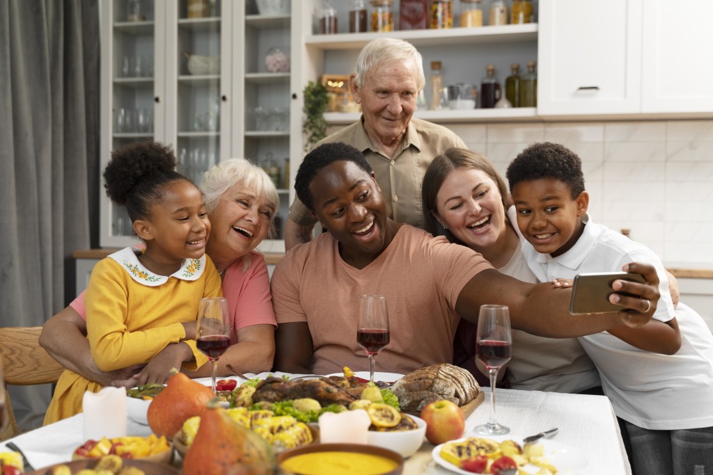 happy-family-having-a-nice-thanksgiving-dinner-together