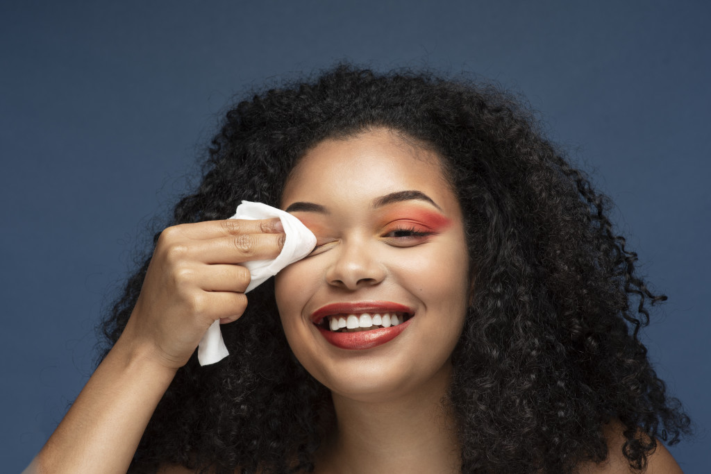 portrait-of-a-gorgeous-woman-removing-her-make-up-with-a-make-up-remover-tissue