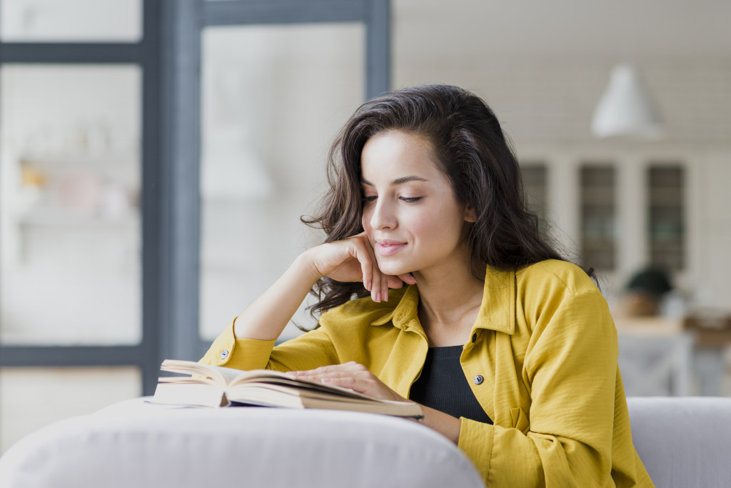 medium-shot-brunette-woman-reading-indoors