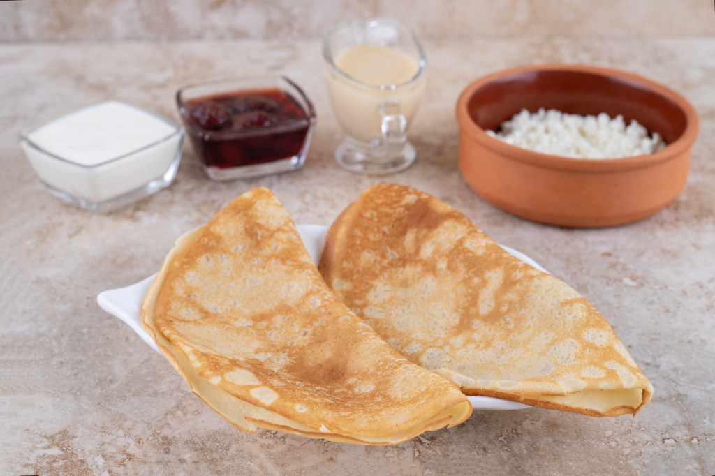 Roll pancakes with cottage cheese and strawberry jam